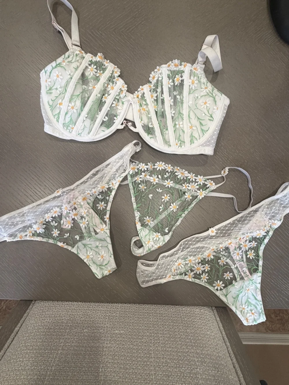 Victoria’s Secret Dream Angels Daisy Bra + 3 Panties Set 36DD/M